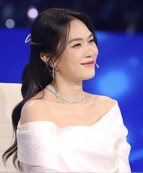 'Mắt na cha cha cha' của Hồng Ngọc lên sân khấu Vietnam Idol sau 25 năm ra mắt - Ảnh 2. Nhan sắc của Mỹ Tâm tại live show 2 "Vietnam Idol" tiếp tục gây sốt - Ảnh: Facebook Mỹ Tâm