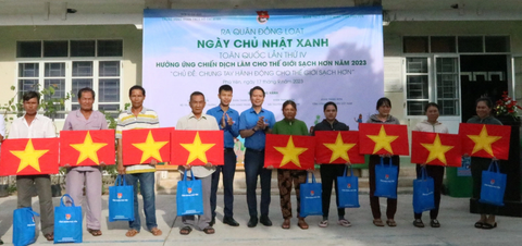 Lãnh đạo Ban Thanh niên nông thôn Trung ương Đoàn và Tỉnh đoàn Phú Yên tặng cờ Tổ quốc cho ngư dân Phú Yên tại lễ ra quân Ngày Chủ nhật xanh lần thứ IV - Ảnh: KIỀU HÀ Lãnh đạo Ban Thanh niên nông thôn Trung ương Đoàn và Tỉnh Đoàn Phú Yên tặng cờ Tổ quốc cho ngư dân Phú Yên tại lễ ra quân Ngày chủ nhật xanh đồng loạt toàn quốc lần thứ IV - Ảnh: KIỀU HÀ