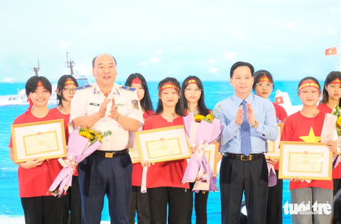 Ba nữ sinh miền núi Lạng Sơn chiến thắng 'Em yêu biển đảo quê hương' - Ảnh 1. Ba nữ sinh chiến thắng cuộc thi "Em yêu biển đảo quê hương" - Ảnh: HÀ THANH