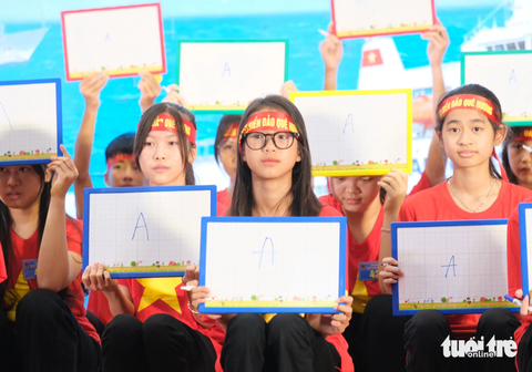 Nữ sinh miền núi Lạng Sơn chiến thắng 'Em yêu biển đảo quê hương' - Ảnh 1. Các em học sinh miền núi tỉnh Lạng Sơn được tham gia cuộc thi "Em yêu biển đảo quê hương" quy mô lớn do Bộ Tư lệnh Cảnh sát biển Việt Nam phối hợp với UBND thành phố Lạng Sơn tổ chức - Ảnh: HÀ THANH
