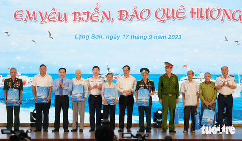 Nữ sinh miền núi Lạng Sơn chiến thắng 'Em yêu biển đảo quê hương' - Ảnh 4. Tặng quà cho các cán bộ lão thành cách mạng, thương binh, bệnh binh và thân nhân liệt sĩ trên địa bàn tỉnh Lạng Sơn - Ảnh: HÀ THANH