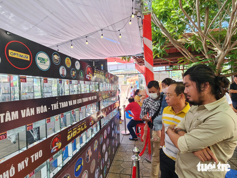 Gần 650 hồ cá tham dự giải vô địch cá bảy màu lần đầu tiên tại Tiền Giang - Ảnh 4. Người dân thích thú khi xem màu sắc sặc sỡ của nhiều loại cá bảy màu khác nhau - Ảnh: HOÀI THƯƠNG