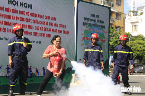 Chủ nhật xanh 151: Cả khu chung cư cùng học phòng cháy chữa cháy - Ảnh 1. Một người dân tại khu chung cư K300 thực hành chữa cháy tại Chủ nhật xanh 151 - Ảnh: CÔNG TRIỆU