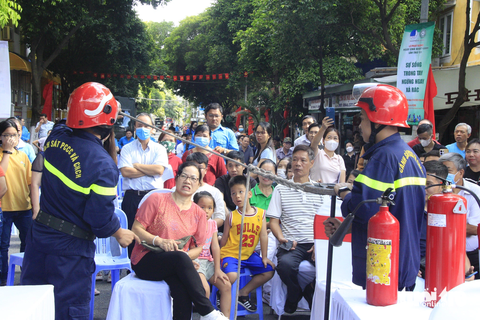 Chủ nhật xanh 151: Cả khu chung cư cùng học phòng cháy chữa cháy - Ảnh 5. Người dân theo dõi kỹ năng thắt dây rút để thoát hiểm phòng khi có hỏa hoạn