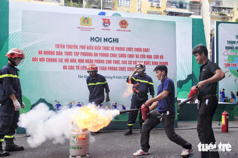Chủ nhật xanh 151: Cả khu chung cư cùng học phòng cháy chữa cháy - Ảnh 7. Người dân thực hành dùng bình chữa cháy dập lửa bình gas