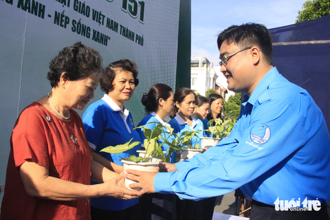 Chủ nhật xanh 151: Cả khu chung cư cùng học phòng cháy chữa cháy - Ảnh 9. Anh Ngô Minh Hải, phó bí thư thường trực Thành Đoàn, chủ tịch Hội Liên hiệp thanh niên Việt Nam TP.HCM, tặng cây xanh cho các hộ gia đình