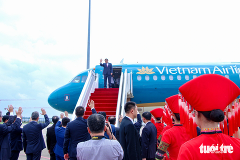 Thủ tướng Phạm Minh Chính kết thúc tốt đẹp chuyến công tác Trung Quốc - Ảnh 1. Thủ tướng Phạm Minh Chính chào tạm biệt trước khi lên máy bay về nước - Ảnh: DUY LINH
