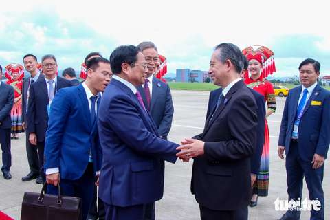 Thủ tướng Phạm Minh Chính kết thúc tốt đẹp chuyến công tác Trung Quốc - Ảnh 2. Đại sứ Trung Quốc tại Việt Nam Hùng Ba (phải) tiễn Thủ tướng Phạm Minh Chính tại chân cầu thang - Ảnh: DUY LINH