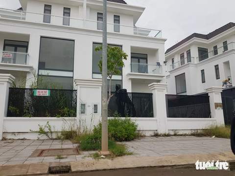 Nhiều biệt thự, nhà phố ở khu đô thị lấn biển 'đứng hình' rao bán - Ảnh 1. Căn biệt thự trong khu đô thị Tây Bắc treo bảng cho thuê từ cuối năm 2022 - Ảnh: BỬU ĐẤU