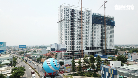 Một trong những dự án bất động sản có sai phạm tại Bình Dương là chung cư Roxana Plaza trên quốc lộ 13, hiện đang ngưng thi công và có tranh chấp pháp lý khiến cả ngàn khách hàng lao đao - Ảnh: BÁ SƠN Một trong những dự án bất động sản có sai phạm tại Bình Dương là chung cư Roxana Plaza trên quốc lộ 13, hiện đang ngưng thi công và có tranh chấp pháp lý khiến cả ngàn khách hàng lao đao - Ảnh: BÁ SƠN