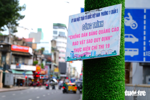 'Trồng cỏ' trên cột đèn, cột điện để trị dán quảng cáo sai quy định - Ảnh 5. Việc quấn "cỏ" trên cột đèn, cột điện là công trình chống dán bảng quảng cáo, rao vặt sai quy định của các phường trên địa bàn quận 5, thực hiện chỉ thị 19 của Thành ủy về thực hiện cuộc vận động "Người dân TP.HCM không xả rác ra đường và kênh rạch, vì thành phố sạch và giảm ngập nước"