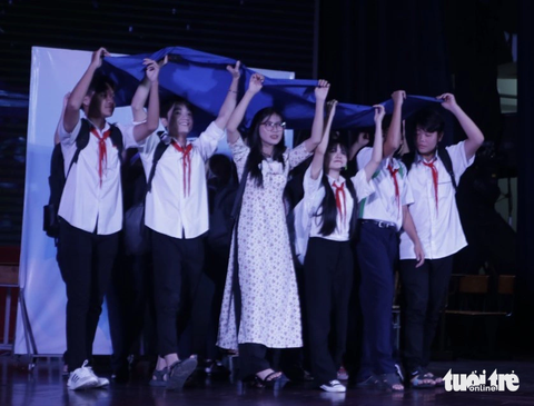 Tiểu phẩm Lời chưa nói của đơn vị Nhà thiếu nhi Q.8 - Ảnh: HỒ LAM Tiểu phẩm 'Lời chưa nói' của đơn vị Nhà Thiếu nhi quận 8 - Ảnh: HỒ LAM