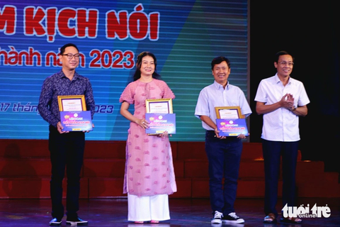 Phó giám đốc Nhà thiếu nhi TP.HCM Hà Tài Sáu (bìa phải) và các giám khảo liên hoan. Từ trái sang gồm tiến sĩ Trịnh Đăng Khoa, NSƯT Mỹ Uyên và đạo diễn Lê Cường - Ảnh: HỒ LAM Phó giám đốc Nhà Thiếu nhi TP.HCM Hà Tài Sáu (bìa phải) và các giám khảo liên hoan (từ trái sang): tiến sĩ Trịnh Đăng Khoa, NSƯT Mỹ Uyên và đạo diễn Lê Cường - Ảnh: HỒ LAM