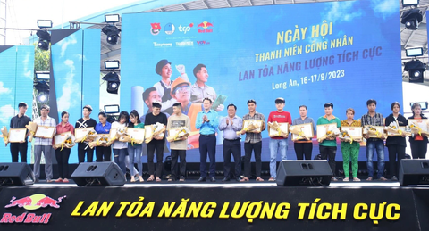 Đội bóng FC Ching Luh vô địch trong ngày hội thanh niên khu vực đồng bằng sông Tiền - Ảnh 2. Đại diện Hội Liên hiệp thanh niên và tỉnh Long An trao bằng khen cho các cá nhân lao động tiêu biểu trong ngày hội thanh niên khu vực sông Tiền - Ảnh: AN LONG