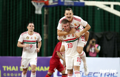 Tuyển futsal Việt Nam thua Hungary 1-4 - Ảnh 2. Niềm vui của các cầu thủ futsal Hungary sau khi ghi bàn - Ảnh: N.K