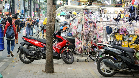 Thu phí lòng đường, vỉa hè tại TP.HCM: Công cụ để minh bạch quản lý đô thị - Ảnh 1. Vỉa hè đường Nguyễn Trãi (quận 5) bị các cửa hàng thời trang lấn chiếm không có lối cho người đi bộ - Ảnh: PHƯƠNG QUYÊN