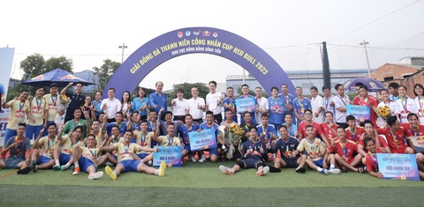 Đội bóng FC Ching Luh vô địch trong ngày hội thanh niên khu vực đồng bằng sông Tiền - Ảnh 1. Các đội bóng chụp ảnh lưu niệm sau 2 ngày thi đấu trong ngày hội thanh niên - Ảnh: AN LONG