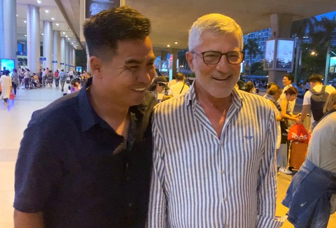 Ông Calisto tái ngộ học trò cũ Nguyễn Việt Thắng khi đến Việt Nam - Ảnh: Q.V.