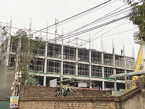 Đua nhau mua đất cất chung cư mini - Ảnh 1. Một chung cư mini được xây dựng hoành tráng ở thôn Phú Hữu (xã Tân Xã) vào tháng 3-2023 - Ảnh: QUANG THẾ