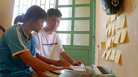 "Sùng A Giàng đậu đại học rồi làng ơi" - Ảnh 2. Anh trai Sùng A Giàng dạy học cho em Sùng Thị Gió năm nay lên lớp 10