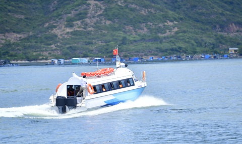 Lịch trình hoạt động từ Nhơn Châu đi Hàm Tử vào lúc 7h30 và ngược lại vào lúc 13h mỗi ngày - Ảnh: TRANG TRANG Ca nô 36 chỗ chở miễn phí người dân Cù Lao Xanh ra vào đất liền Quy Nhơn hằng ngày trong 3 tháng - Ảnh: TRANG TRANG