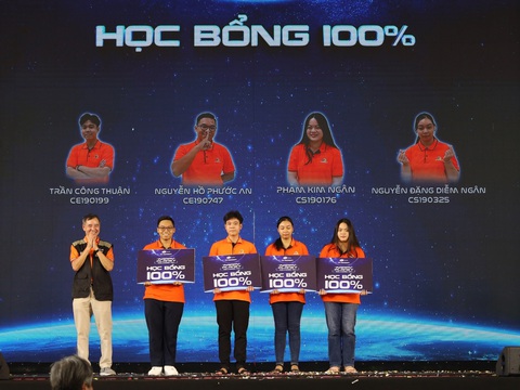 Trường đại học FPT phân hiệu Cần Thơ khai giảng năm học mới - Ảnh 2. Trao học bổng 100% cho 4 tân sinh viên Phân hiệu tại TP Cần Thơ - Ảnh: Thái Luỹ