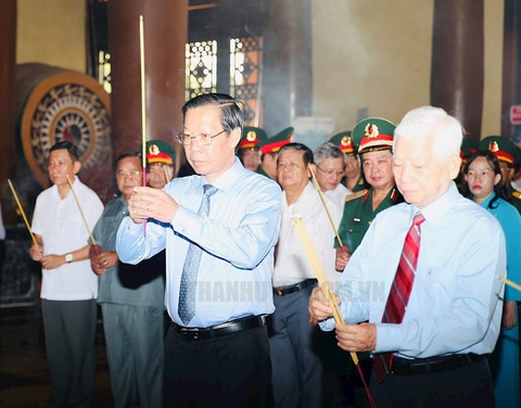 Dâng hương, dâng hoa tưởng nhớ các anh hùng liệt sĩ tại huyện Củ Chi - Ảnh 1. Nguyên Chủ tịch nước Nguyễn Minh Triết và Chủ tịch UBND TP.HCM Phan Văn Mãi dâng hương tại đền tưởng niệm liệt sĩ Bến Dược, huyện Củ Chi - Ảnh: THÀNH ỦY TP.HCM