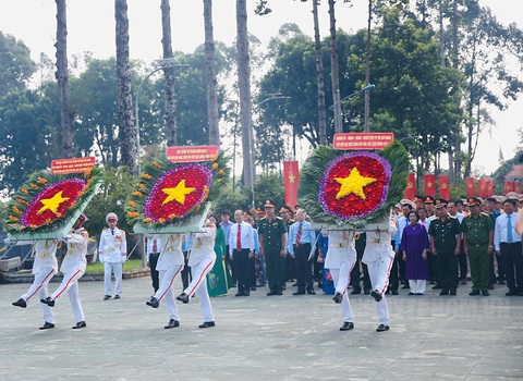 Dâng hương, dâng hoa tưởng nhớ các anh hùng liệt sĩ tại huyện Củ Chi - Ảnh 2. Các đại biểu dâng hoa tưởng niệm các anh hùng liệt sĩ tại nghĩa trang liệt sĩ huyện Củ Chi - Ảnh: THÀNH ỦY TP.HCM