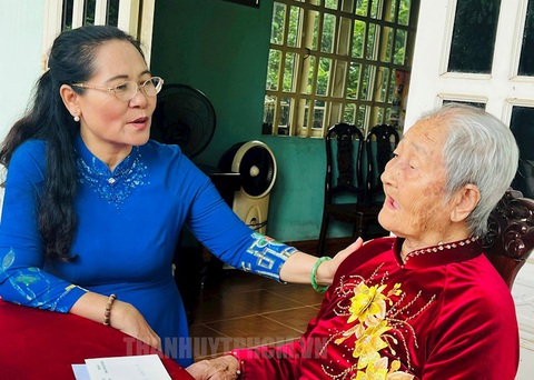 Dâng hương, dâng hoa tưởng nhớ các anh hùng liệt sĩ tại huyện Củ Chi - Ảnh 4. Chủ tịch HĐND TP.HCM Nguyễn Thị Lệ đến thăm và tặng quà mẹ Việt Nam anh hùng Huỳnh Thị Líp - Ảnh: THÀNH ỦY TP.HCM