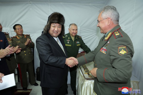 Nhà lãnh đạo Triều Tiên Kim Jong Un gặp Bộ trưởng Quốc phòng Nga Sergei Shoigu tại Vladivostok, ngày 16-9 - Ảnh: KCNA Nhà lãnh đạo Triều Tiên Kim Jong Un gặp Bộ trưởng Quốc phòng Nga Sergei Shoigu tại Vladivostok, ngày 16-9 - Ảnh: KCNA