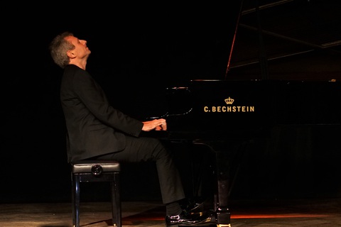 Nghệ sĩ piano Maxime Zecchini trình diễn độc tấu thăng hoa trên sân khấu Nghệ sĩ piano Maxime Zecchini trình diễn độc tấu thăng hoa trên sân khấu