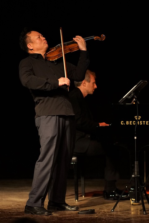 Maxime - Chương Vũ tâm tình nhạc cổ điển - Ảnh 1. Nghệ sĩ violin Chương Vũ song tấu cùng nghệ sĩ piano Maxime Zecchini - Ảnh: H.VY