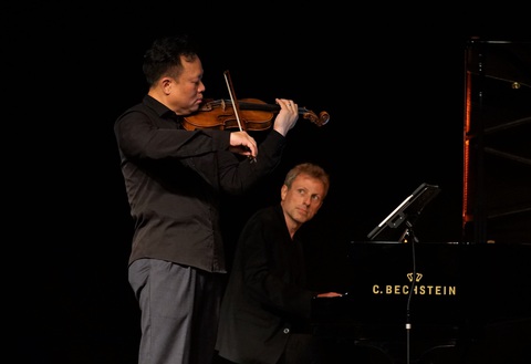 Nghệ sĩ violin Chương Vũ trình diễn song tấu cùng nghệ sĩ piano Maxime Zecchini Nghệ sĩ violin Chương Vũ trình diễn song tấu cùng nghệ sĩ piano Maxime Zecchini