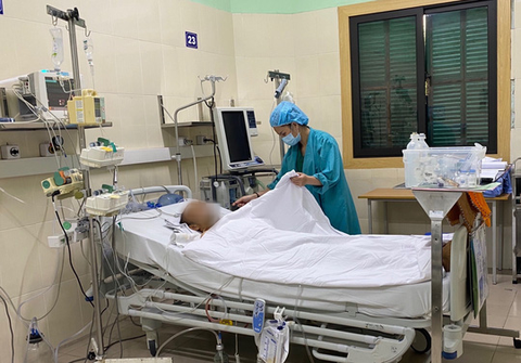 Bé T.A đang được chăm sóc tích cực tại bệnh viện - Ảnh: NVCC Bé T.A. đang được chăm sóc tích cực tại bệnh viện - Ảnh: NVCC