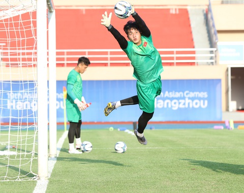 HLV Hoàng Anh Tuấn nói gì khi Olympic Việt Nam có ít thời gian chuẩn bị cho ASIAD? - Ảnh 3. Thủ thành Cao Văn Bình tham gia buổi tập chiều 17-9 - Ảnh: VFF