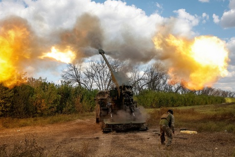 Binh sĩ Ukraine bắn pháo tự hành 2S22 Bohdana ở vùng Donetsk, ngày 13-9 - Ảnh: REUTERS Binh sĩ Ukraine bắn pháo tự hành 2S22 Bohdana ở vùng Donetsk, ngày 13-9 - Ảnh: REUTERS