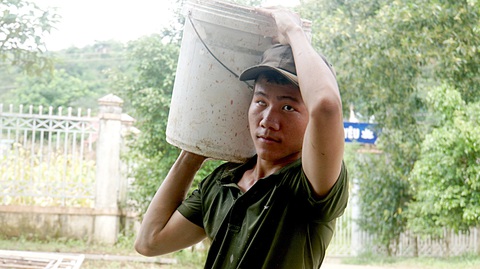 "Sùng A Giàng đậu đại học rồi làng ơi" - Ảnh 3. Sùng A Giàng bị hỏng một mắt từ nhỏ làm thuê kiếm tiền lo cho các em học hành