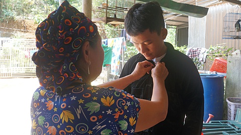 "Sùng A Giàng đậu đại học rồi làng ơi" - Ảnh 7. Bà Sùng Thị Cú, 60 tuổi, ở bản Giang Châu, xã Đắk Ngo - người thường xuyên chia sẻ thực phẩm cho anh em Giàng - chúc mừng chàng trai của bản đậu đại học