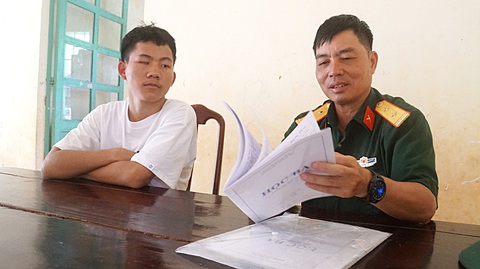 "Sùng A Giàng đậu đại học rồi làng ơi" - Ảnh 5. “Bố nuôi” - trung tá Phạm Nam Huân, đội trưởng đội 6, binh đoàn 16, trung đoàn 720 - mang hồ sơ của Giàng đi làm các thủ tục chuẩn bị nhập học