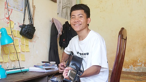 "Sùng A Giàng đậu đại học rồi làng ơi" - Ảnh 9. Cây đàn guitar là người bạn thân thiết nhất của Sùng A Giàng qua những lúc khó khăn