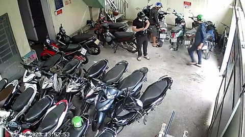 Liên tục mất xe máy ở TP Thủ Đức, có nơi trộm một lúc 3 xe - Ảnh 2. Nhóm thanh niên 3 người thản nhiên vào dãy trọ trong hẻm 74 đường 36, phường Linh Đông, trộm cùng lúc 3 xe máy, ngày 12-9 - Ảnh: Cắt từ video