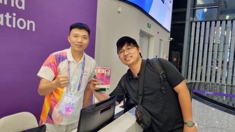 Phóng viên Tuổi Trẻ có mặt tại Asiad Hàng Châu - Ảnh 1. Tình nguyện viên của chủ nhà Trung Quốc (trái) vui vẻ chụp hình cùng phóng viên Tuổi Trẻ - Ảnh: H.Đ.