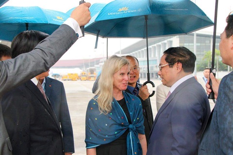 Thủ tướng Phạm Minh Chính lên đường sang Mỹ, Brazil - Ảnh 1. Phó đại sứ Mỹ tại Việt Nam Melissa Bishop (người choàng khăn) ra tiễn Thủ tướng Phạm Minh Chính - Ảnh: DUY LINH