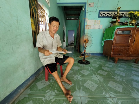 Bệnh tiểu đường của ông Hoàng ngày càng trở nặng nhưng ông vẫn luôn cố gắng vì tương lai con - Ảnh: TRẦN HƯỚNG Bệnh tiểu đường của ông Hoàng ngày càng trở nặng nhưng ông vẫn luôn cố gắng vì tương lai con - Ảnh: TRẦN HƯỚNG