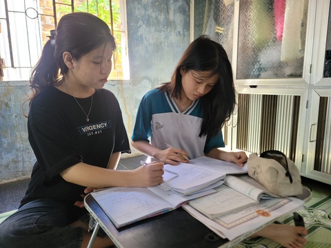 Hai chị em Hằng thường xuyên bảo ban nhau cố gắng học để không phụ lòng ba nuôi dưỡng - Ảnh: TRẦN HƯỚNG Hai chị em Hằng thường xuyên bảo ban nhau cố gắng học để không phụ lòng ba nuôi dưỡng - Ảnh: TRẦN HƯỚNG