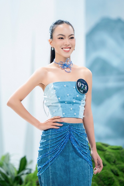 Bộ trang phục mà Hồ Thụy Yến Nhi mặc có tên gọi là Rừng vàng Biển bạc với phần chân váy là rừng còn phần thân trên đại diện cho biển với các hạt ngọc trai đính kèm. Bộ trang phục được Yến Nhi và các bạn trong CLB Thời trang làm hoàn toàn từ các hạt nhựa lấy từ các vựa ve chai cùng với các mảnh vải jeans cũ… Bộ trang phục mà Hồ Thụy Yến Nhi mặc có tên gọi là 'Rừng vàng biển bạc' với phần chân váy là rừng, còn phần thân trên đại diện cho biển với các hạt ngọc trai đính kèm. Bộ trang phục được Yến Nhi và các bạn trong CLB Thời trang làm hoàn toàn từ hạt nhựa lấy từ vựa ve chai cùng với các mảnh vải jeans cũ…