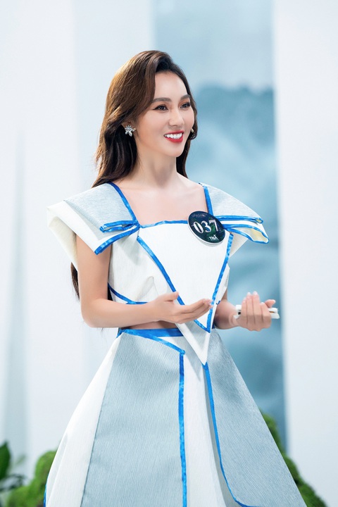 Với chất liệu là giấy dán tường chống cháy, NTK trẻ Trần Quốc Dũng muốn chuyển tải thông điệp bảo vệ rừng với bộ trang phục trên người của thí sinh Hoàng Thị Kim Chi (SBD: 037), nhất là khi thế giới trong những ngày vừa qua chứng kiến rất nhiều vụ cháy rừng khủng khiếp. Ngoài ra, bộ trang phục này còn được làm từ các chất liệu khác như là nhựa tái chế, mảnh nhôm từ các lon nước… cho các chi tiết nhấn nhá đính kèm... Với chất liệu là giấy dán tường chống cháy, NTK trẻ Trần Quốc Dũng muốn chuyển tải thông điệp bảo vệ rừng với bộ trang phục trên người của thí sinh Hoàng Thị Kim Chi. Ngoài ra, bộ trang phục này còn được làm từ các chất liệu khác như là nhựa tái chế, mảnh nhôm từ các lon nước… cho các chi tiết nhấn nhá đính kèm...