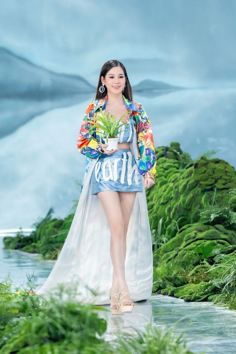 Thí sinh Nguyễn Hoài Linh (SBD:001) cho biết ý tưởng in hai dòng chữ Healthy và Earth trên trang phục, chính là muốn nhắc nhở mọi người về thông điệp một trái đất cần khỏe mạnh. Cùng với nhóm bạn lên ý tưởng và thiết kế bộ trang phục, Hoài Linh tiết lộ chiếc áo khoác được làm từ tấm phông bạt nhựa, trong khi áo và váy hoàn toàn được làm từ vải tái chế… Thí sinh Nguyễn Hoài Linh tiết lộ chiếc áo khoác được làm từ tấm phông bạt nhựa, trong khi áo và váy hoàn toàn được làm từ vải tái chế…