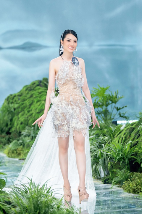 Trang phục tái chế độc đáo của thí sinh Miss Earth Việt Nam 2023 - Ảnh 6. Một bộ trang phục được làm hoàn toàn từ chai và ly nhựa đã qua sử dụng, nhưng vẫn khiến thí sinh Nguyễn Thị Mỹ Tiên lấp lánh trên sàn catwalk của Miss Earth Việt Nam 2023.