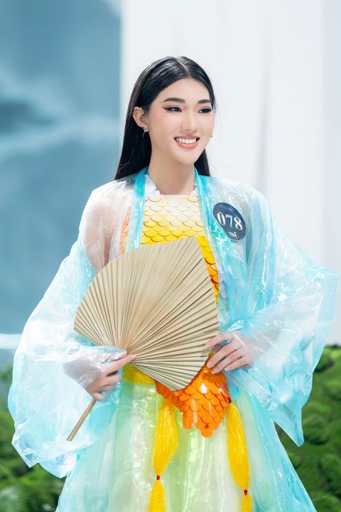 Quạt làm từ lá cọ khô, còn phần còn lại của trang phục được làm từ túi nilon, vỏ chai nhựa, vải giấy tái chế… Thí sinh Trương Thị Thùy Trang (SBD: 078) tiết lộ đây là một mẫu thiết kế được được NTK Dương Phạm Trí lấy cảm hứng từ Việt Phục- những bộ trang phục của người Việt Nam qua các thời kỳ lịch sử. Một bộ trang phục vừa thể hiện văn hóa người Việt xưa nhưng vẫn đảm bảo yếu tố hiện đại, gần gũi với yếu tố bảo vệ môi trường của người trẻ hiện nay. Quạt làm từ lá cọ khô, còn phần còn lại của trang phục được làm từ túi ni lông, vỏ chai nhựa, vải giấy tái chế… Thí sinh Trương Thị Thùy Trang tiết lộ đây là một mẫu thiết kế được lấy cảm hứng từ Việt Phục - những bộ trang phục của người Việt Nam qua các thời kỳ lịch sử.